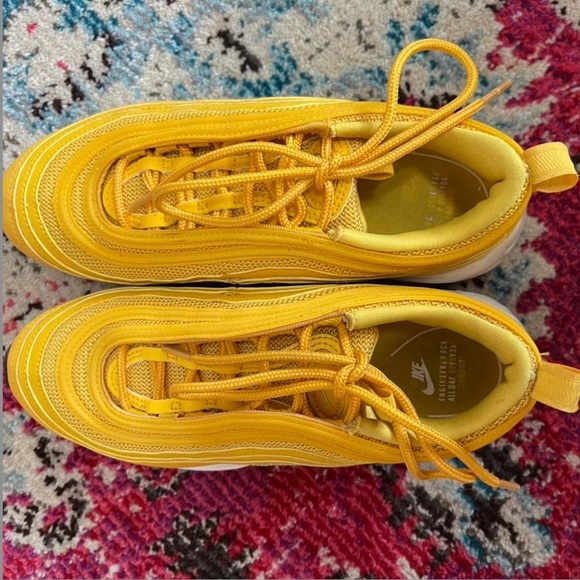 yellow nike air max 97's
barely worn
size 6.5 womens
reflective
originally $175 - Picture 4 of 4